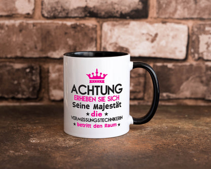 Seine Majestät Vermessungstechnikerin | Techniker Tasse Weiß - Schwarz - Kaffeetasse / Geschenk / Familie