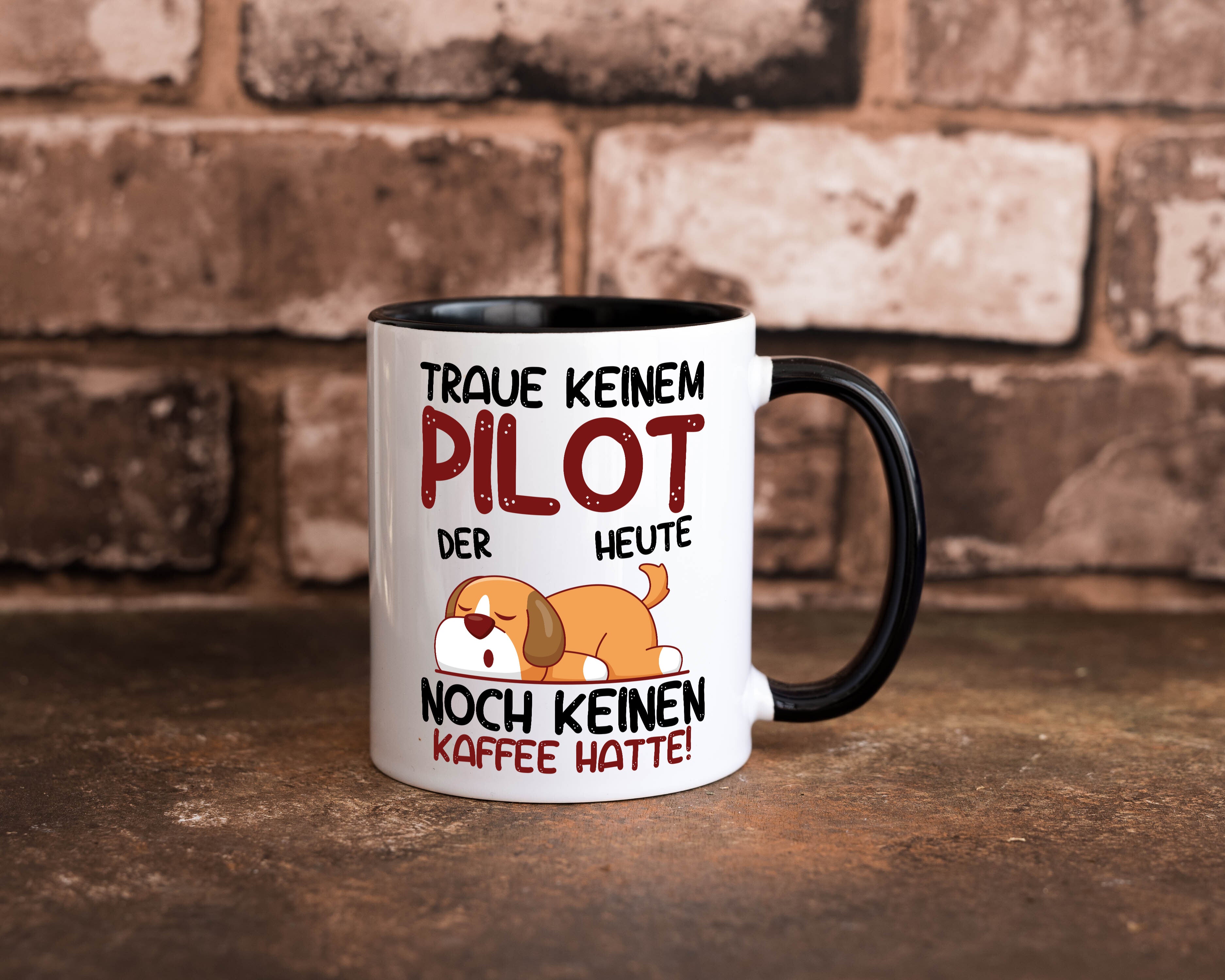 Traue keinem Pilot | Flugzeug | Piloten Tasse Weiß - Schwarz - Kaffeetasse / Geschenk / Familie