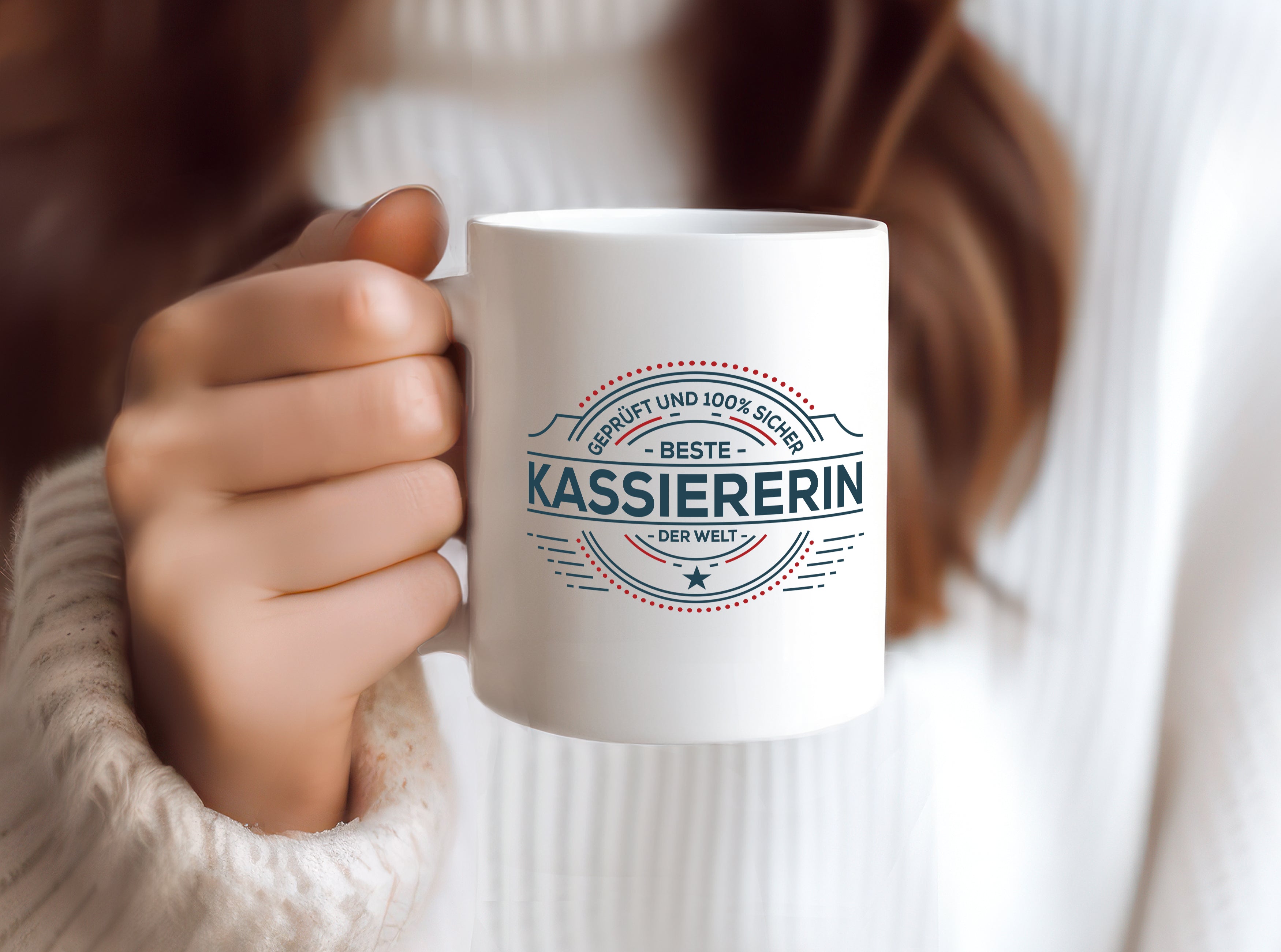 Geprüft und sicher: Kassiererin - Tasse Weiß - Kaffeetasse / Geschenk / Familie