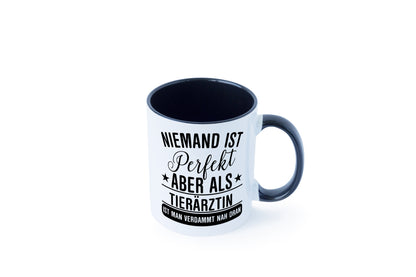 Verdammt nah dran: Tierärztin | Mediziner | Tiermedizin Tasse Weiß - Schwarz - Kaffeetasse / Geschenk / Familie