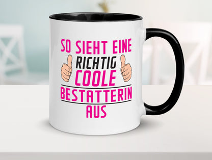 Richtig Coole Bestatterin | Bestattung | Totengräberin Tasse Weiß - Schwarz - Kaffeetasse / Geschenk / Familie