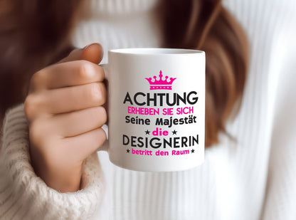 Seine Majestät Designerin | Mode - Tasse Weiß - Kaffeetasse / Geschenk / Familie