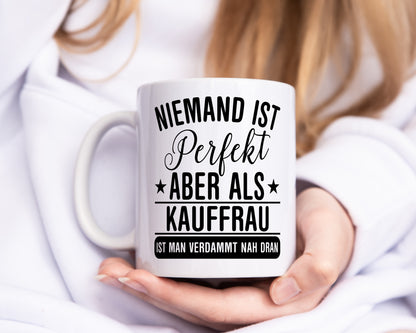 Verdammt nah dran: Kauffrau | Kauffrauen - Tasse Weiß - Kaffeetasse / Geschenk / Familie