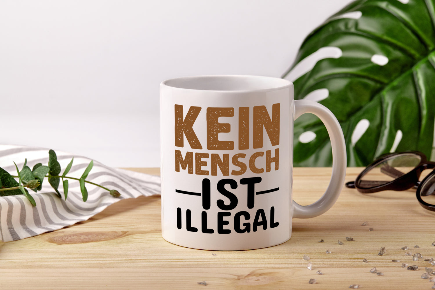 Kein Mensch ist illegal | Spruch | Gleichberechtigung - Tasse Weiß - Kaffeetasse / Geschenk / Familie