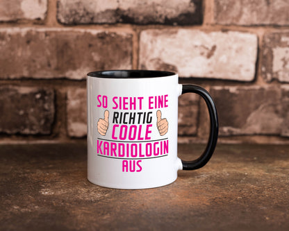 Richtig Coole Kardiologin | Kardiologie Tasse Weiß - Schwarz - Kaffeetasse / Geschenk / Familie