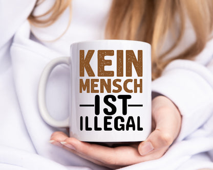 Kein Mensch ist illegal | Spruch | Gleichberechtigung - Tasse Weiß - Kaffeetasse / Geschenk / Familie