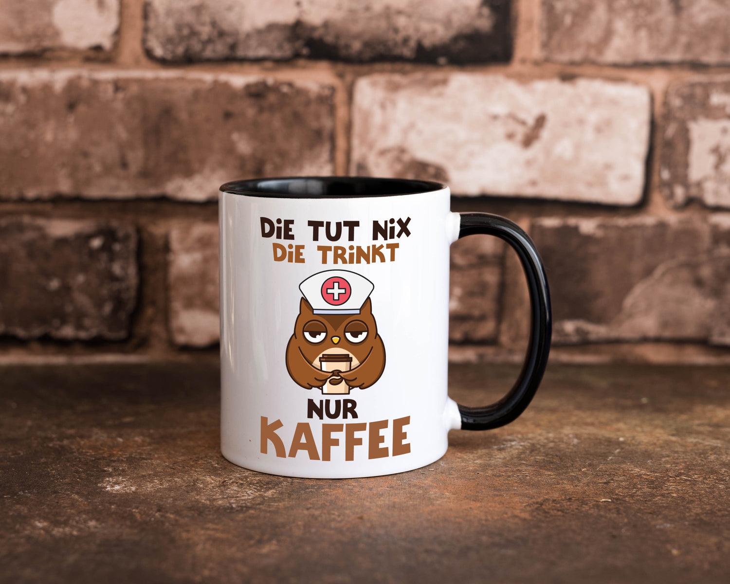 Die tut nix! | Spruch | Kaffee | Krankenschwester Tasse Weiß - Schwarz - Kaffeetasse / Geschenk / Familie