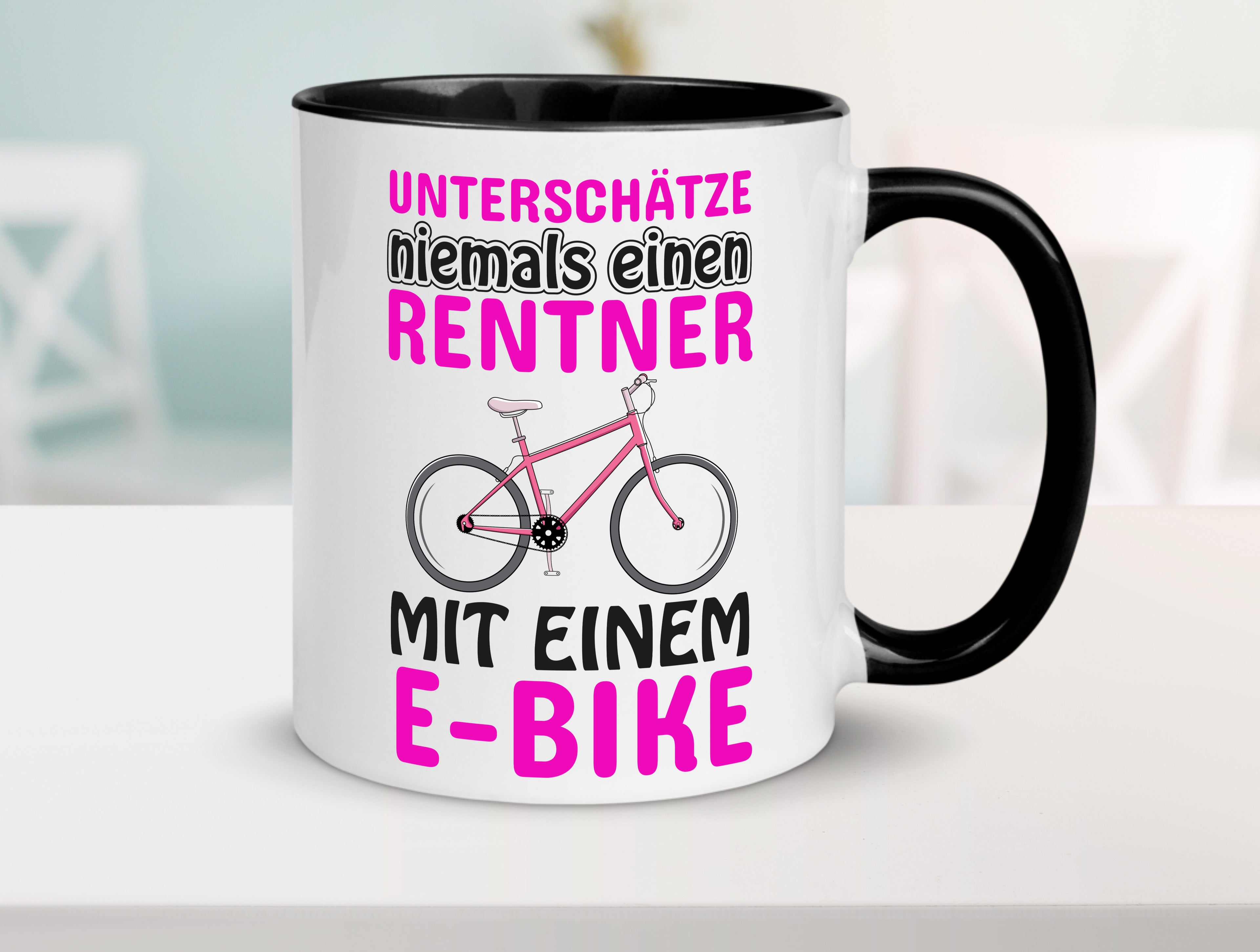 Rentner mit E-Bike | Fahrrad Tasse | Rente Humor Tasse Weiß - Schwarz - Kaffeetasse / Geschenk / Familie