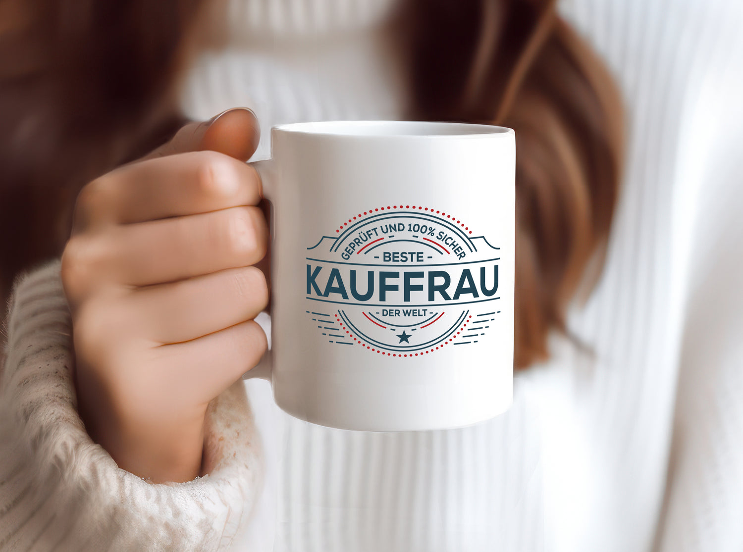 Geprüft und sicher: Kauffrau | Kauffrauen - Tasse Weiß - Kaffeetasse / Geschenk / Familie