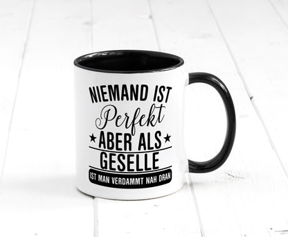 Verdammt nah dran: Geselle | Handwerker Tasse Weiß - Schwarz - Kaffeetasse / Geschenk / Familie