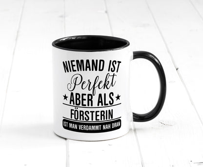 Verdammt nah dran: Försterin | Forst Arbeit Tasse Weiß - Schwarz - Kaffeetasse / Geschenk / Familie