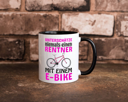 Rentner mit E-Bike | Fahrrad Tasse | Rente Humor Tasse Weiß - Schwarz - Kaffeetasse / Geschenk / Familie