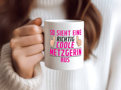 Richtig Coole Metzgerin | Fleischerin - Tasse Weiß - Kaffeetasse / Geschenk / Familie