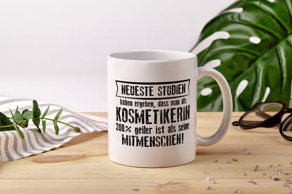 Neuste Studien: Kosmetikerin | Kosmetik | Stylistin - Tasse Weiß - Kaffeetasse / Geschenk / Familie