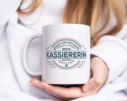 Geprüft und sicher: Kassiererin - Tasse Weiß - Kaffeetasse / Geschenk / Familie