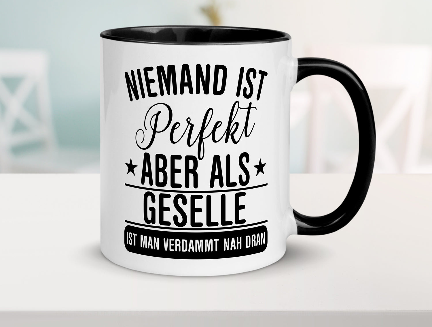 Verdammt nah dran: Geselle | Handwerker Tasse Weiß - Schwarz - Kaffeetasse / Geschenk / Familie