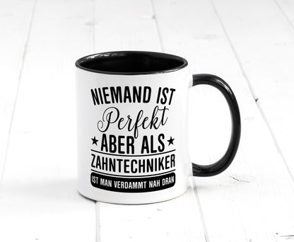 Verdammt nah dran: Zahntechniker | Zahnmedizin Tasse Weiß - Schwarz - Kaffeetasse / Geschenk / Familie