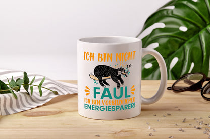 Fauler Energiesparer | Faultier Tasse | Faulpelz Humor - Tasse Weiß - Kaffeetasse / Geschenk / Familie