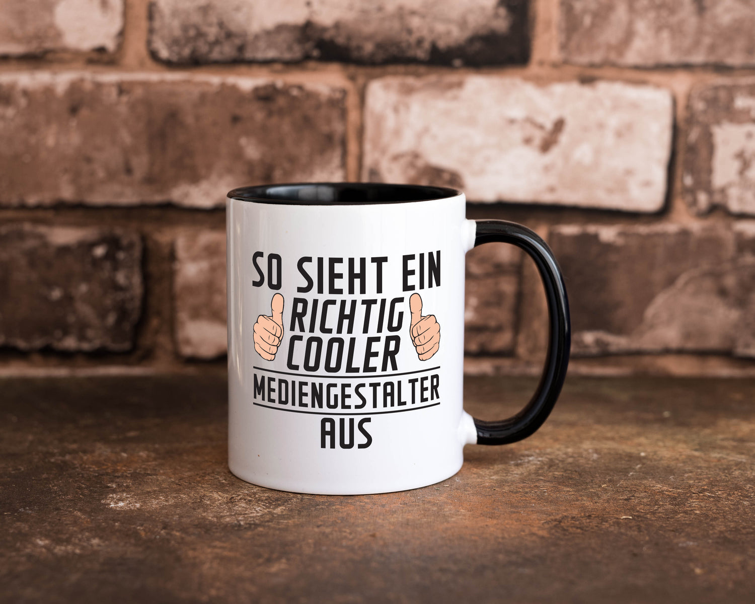 Richtig Cooler Mediengestalter | Medien Tasse Weiß - Schwarz - Kaffeetasse / Geschenk / Familie