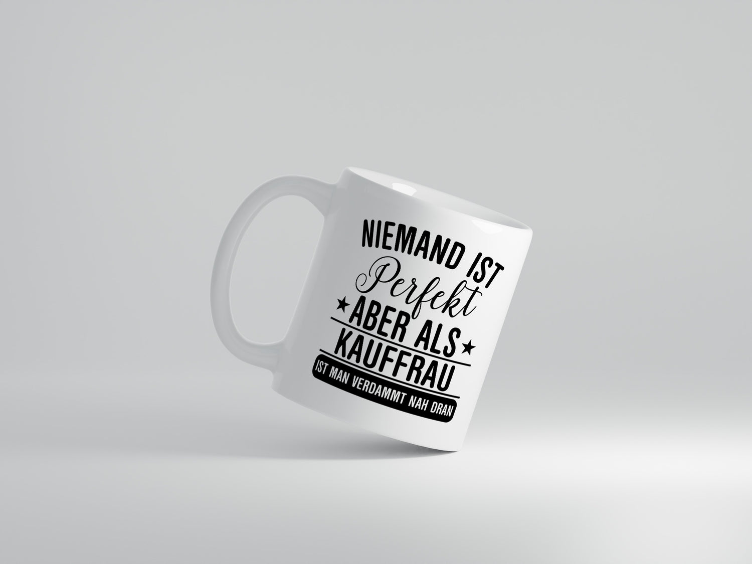 Verdammt nah dran: Kauffrau | Kauffrauen - Tasse Weiß - Kaffeetasse / Geschenk / Familie