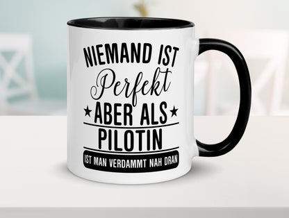 Verdammt nah dran: Pilotin | Definition Piloten Tasse Weiß - Schwarz - Kaffeetasse / Geschenk / Familie