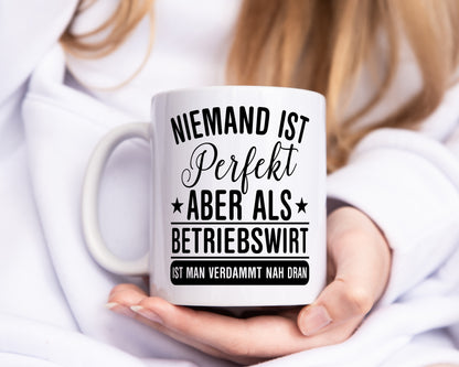 Verdammt nah dran: Betriebswirt | Betriebswirtschaft - Tasse Weiß - Kaffeetasse / Geschenk / Familie