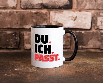 Ich. Du. Passt. | Pärchen Tasse | Herzen | Liebe Spruch Tasse Weiß - Schwarz - Kaffeetasse / Geschenk / Familie