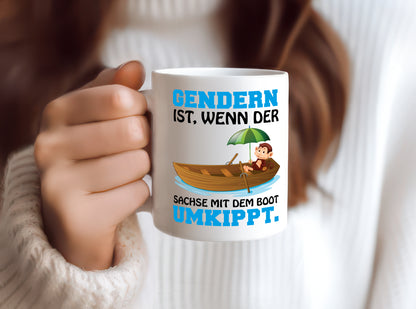 Der Sachse Kippt um - Tasse Weiß - Kaffeetasse / Geschenk / Familie