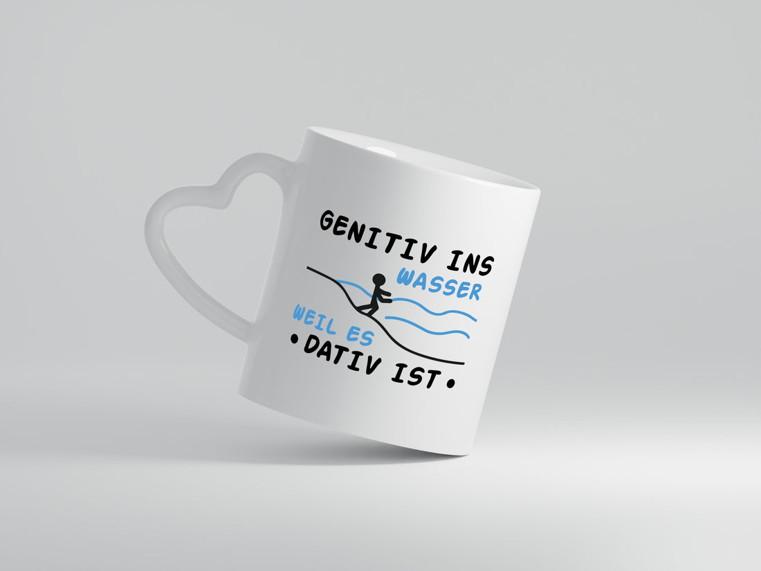 Genitiv ins Wasser, weil es Dativ ist | Mensch | Wasser - Herzhenkel Tasse - Kaffeetasse / Geschenk / Familie