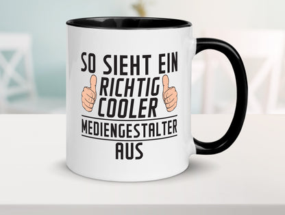 Richtig Cooler Mediengestalter | Medien Tasse Weiß - Schwarz - Kaffeetasse / Geschenk / Familie