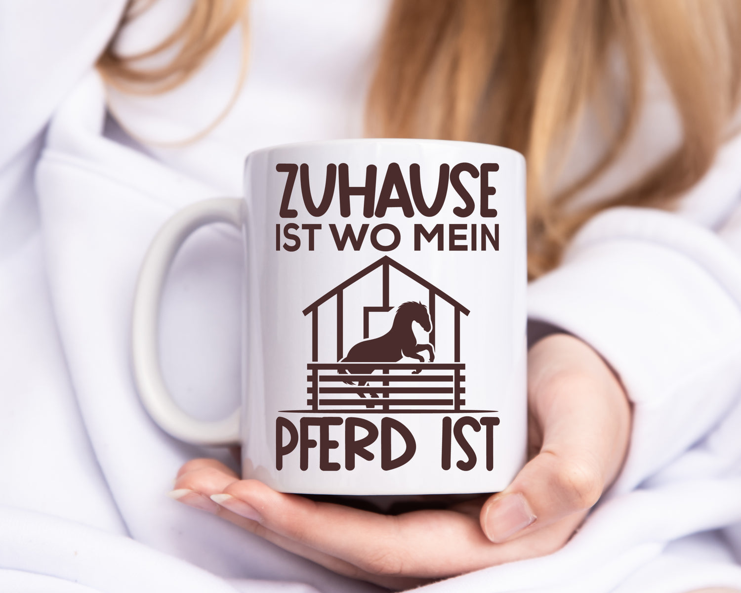 Zuhause mit Pferd | Reiterin Tasse | Pferdebesitzerin - Tasse Weiß - Kaffeetasse / Geschenk / Familie