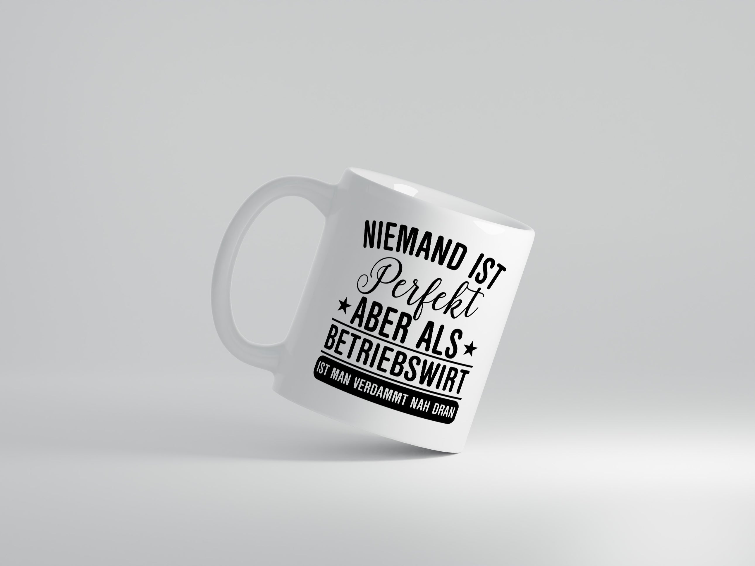 Verdammt nah dran: Betriebswirt | Betriebswirtschaft - Tasse Weiß - Kaffeetasse / Geschenk / Familie