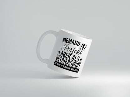 Verdammt nah dran: Betriebswirt | Betriebswirtschaft - Tasse Weiß - Kaffeetasse / Geschenk / Familie