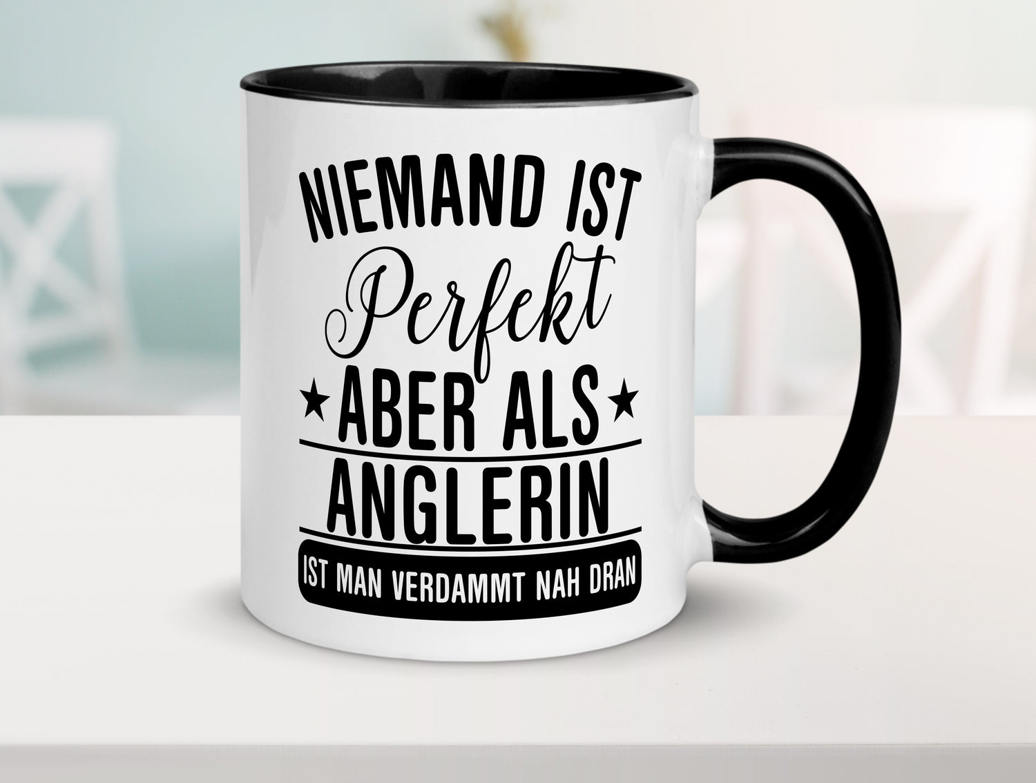 Verdammt nah dran: Anglerin | Angeln | Fischerin Tasse Weiß - Schwarz - Kaffeetasse / Geschenk / Familie