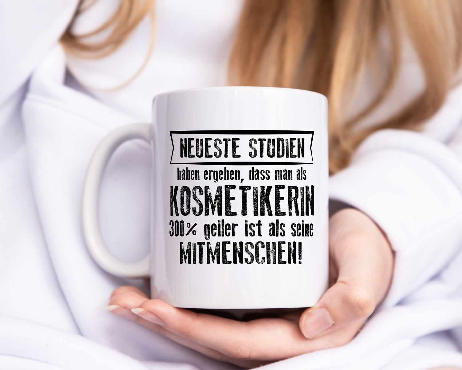 Neuste Studien: Kosmetikerin | Kosmetik | Stylistin - Tasse Weiß - Kaffeetasse / Geschenk / Familie