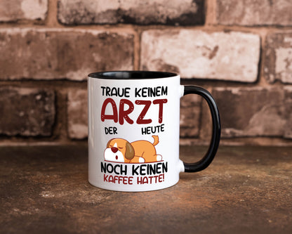 Traue keinem Arzt | Medizin | Doktor | Facharzt Tasse Weiß - Schwarz - Kaffeetasse / Geschenk / Familie