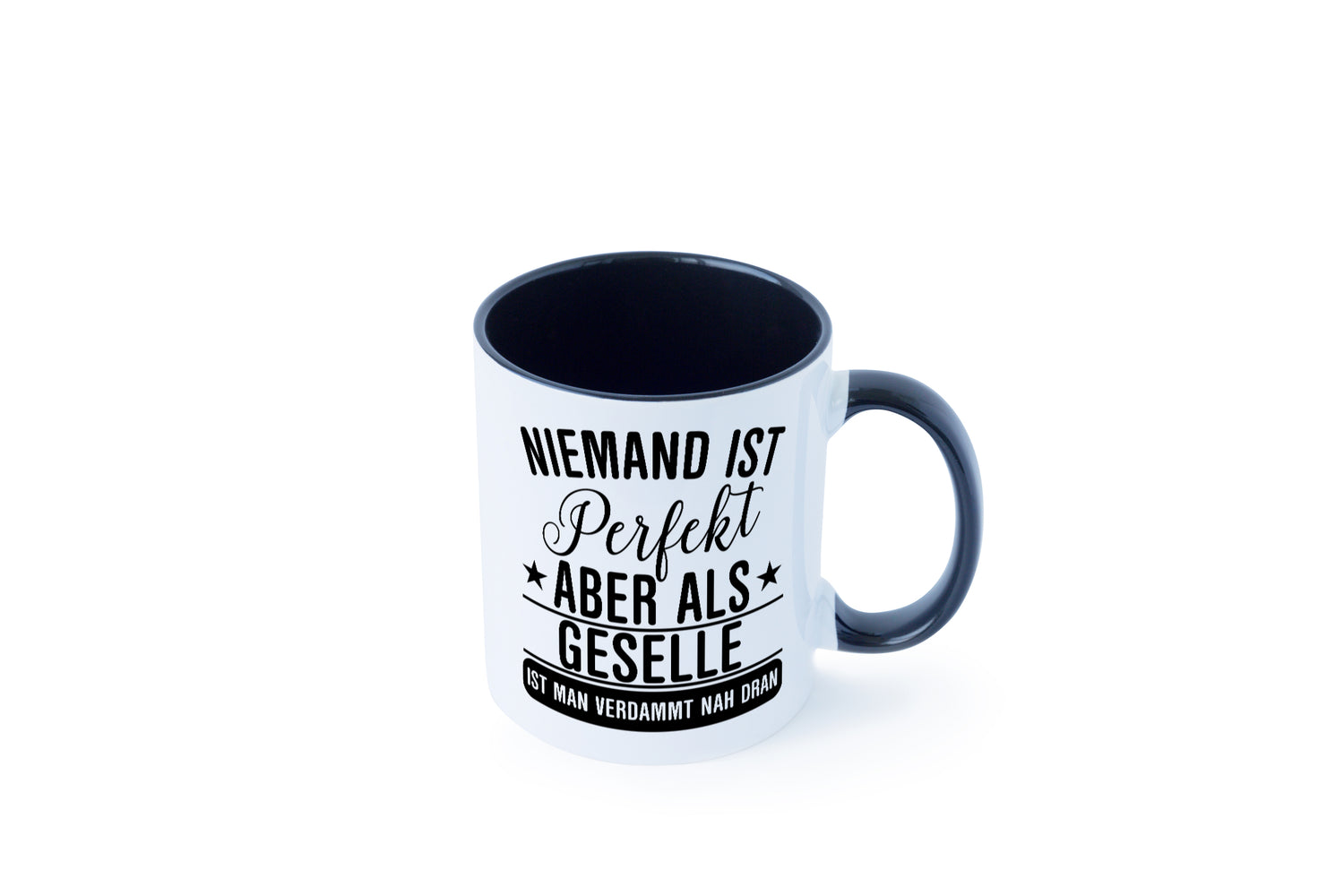 Verdammt nah dran: Geselle | Handwerker Tasse Weiß - Schwarz - Kaffeetasse / Geschenk / Familie