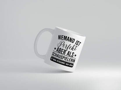 Verdammt nah dran: Schauspielerin | Theater - Tasse Weiß - Kaffeetasse / Geschenk / Familie