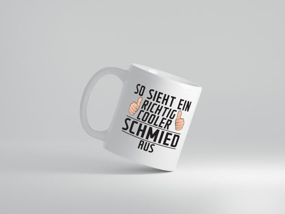 Richtig Cooler Schmied | Beruf schmieden - Tasse Weiß - Kaffeetasse / Geschenk / Familie