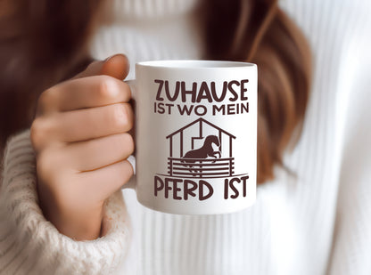 Zuhause mit Pferd | Reiterin Tasse | Pferdebesitzerin - Tasse Weiß - Kaffeetasse / Geschenk / Familie