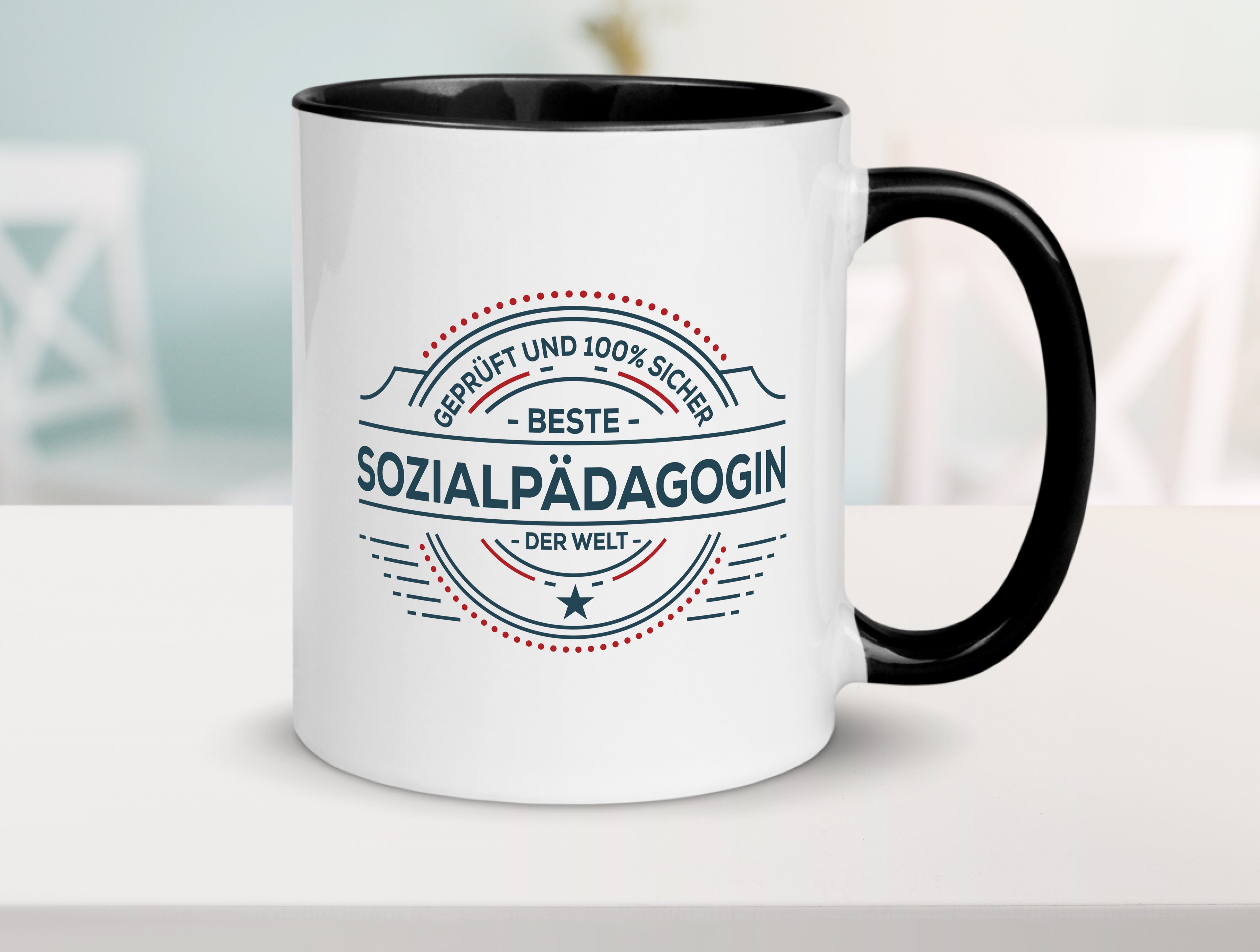 Geprüft und sicher: Sozialpädagogin | Humor | Pädagogin Tasse Weiß - Schwarz - Kaffeetasse / Geschenk / Familie