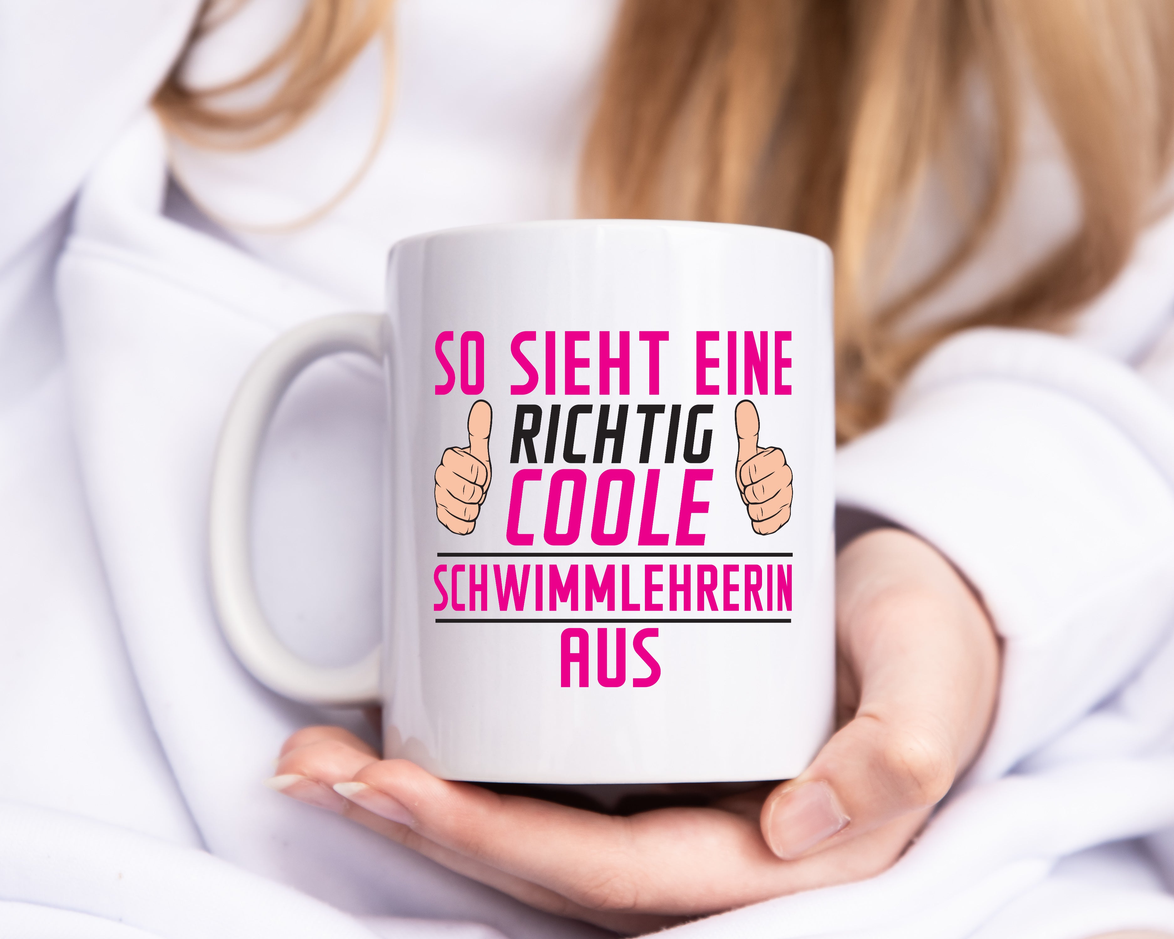 Richtig Coole Schwimmlehrerin | schwimmen | Lehrer | Sport - Tasse Weiß - Kaffeetasse / Geschenk / Familie