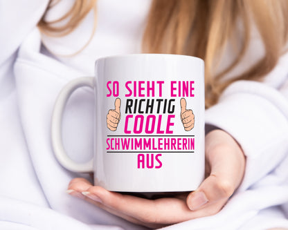 Richtig Coole Schwimmlehrerin | schwimmen | Lehrer | Sport - Tasse Weiß - Kaffeetasse / Geschenk / Familie