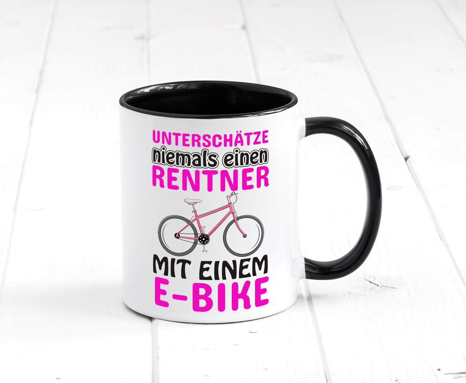 Rentner mit E-Bike | Fahrrad Tasse | Rente Humor Tasse Weiß - Schwarz - Kaffeetasse / Geschenk / Familie