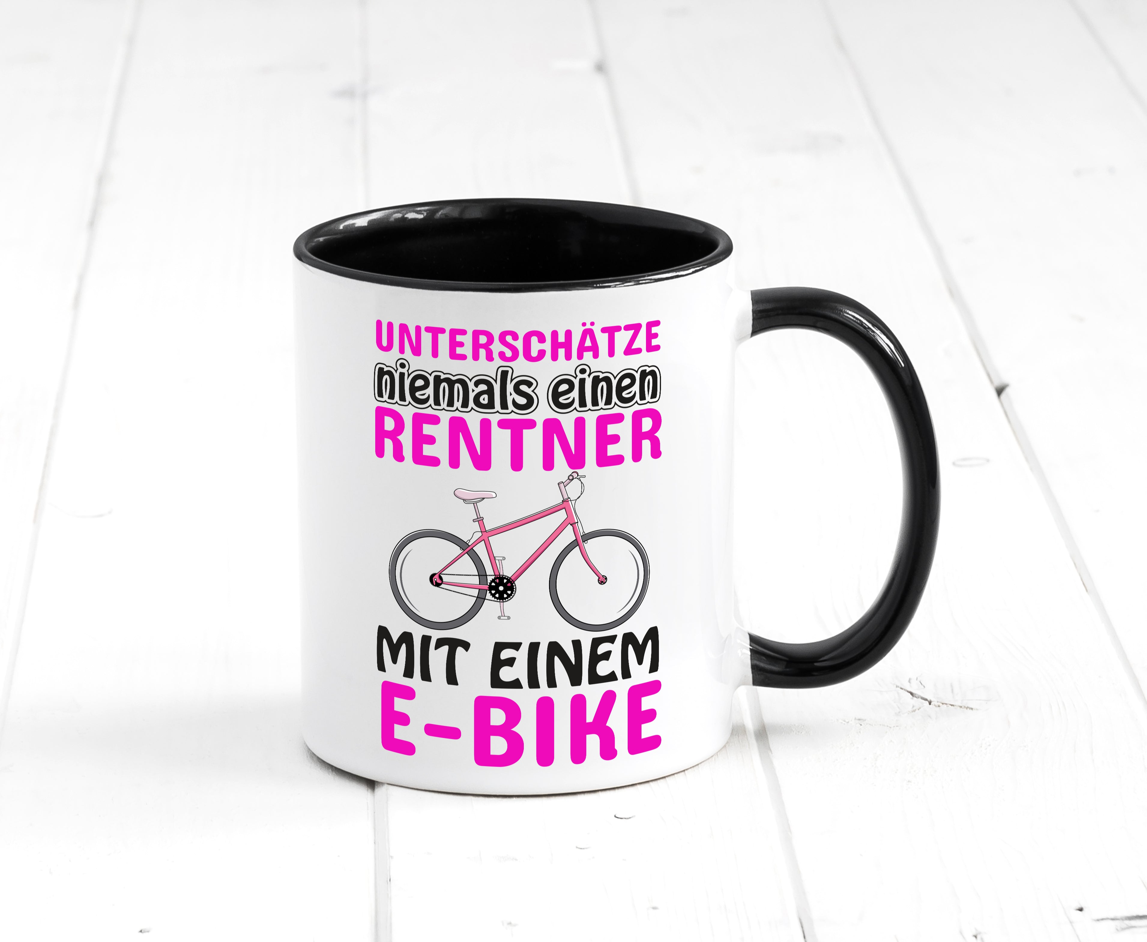 Rentner mit E-Bike | Fahrrad Tasse | Rente Humor Tasse Weiß - Schwarz - Kaffeetasse / Geschenk / Familie