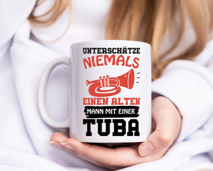 Alter Mann mit Tuba | Tubaspieler Tasse | Musiker Witz - Tasse Weiß - Kaffeetasse / Geschenk / Familie