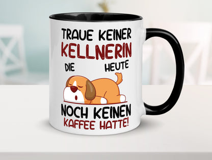 Traue keinem Kellnerin | Beruf kellnern | Bedienung Tasse Weiß - Schwarz - Kaffeetasse / Geschenk / Familie