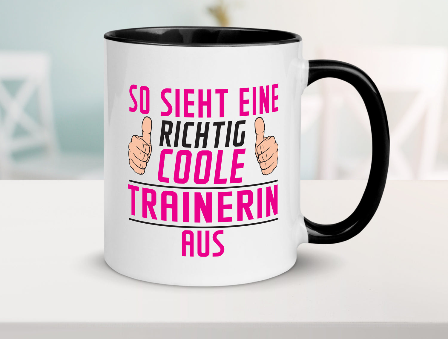 Richtig Coole Trainerin | Sportverein | Humor Tasse Weiß - Schwarz - Kaffeetasse / Geschenk / Familie