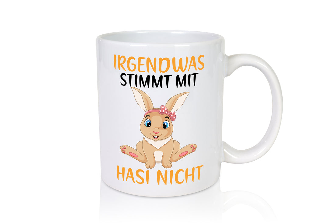 Irgendwas stimmt mit Hasi nicht | Klopapier | Hase | Maske - Tasse Weiß - Kaffeetasse / Geschenk / Familie