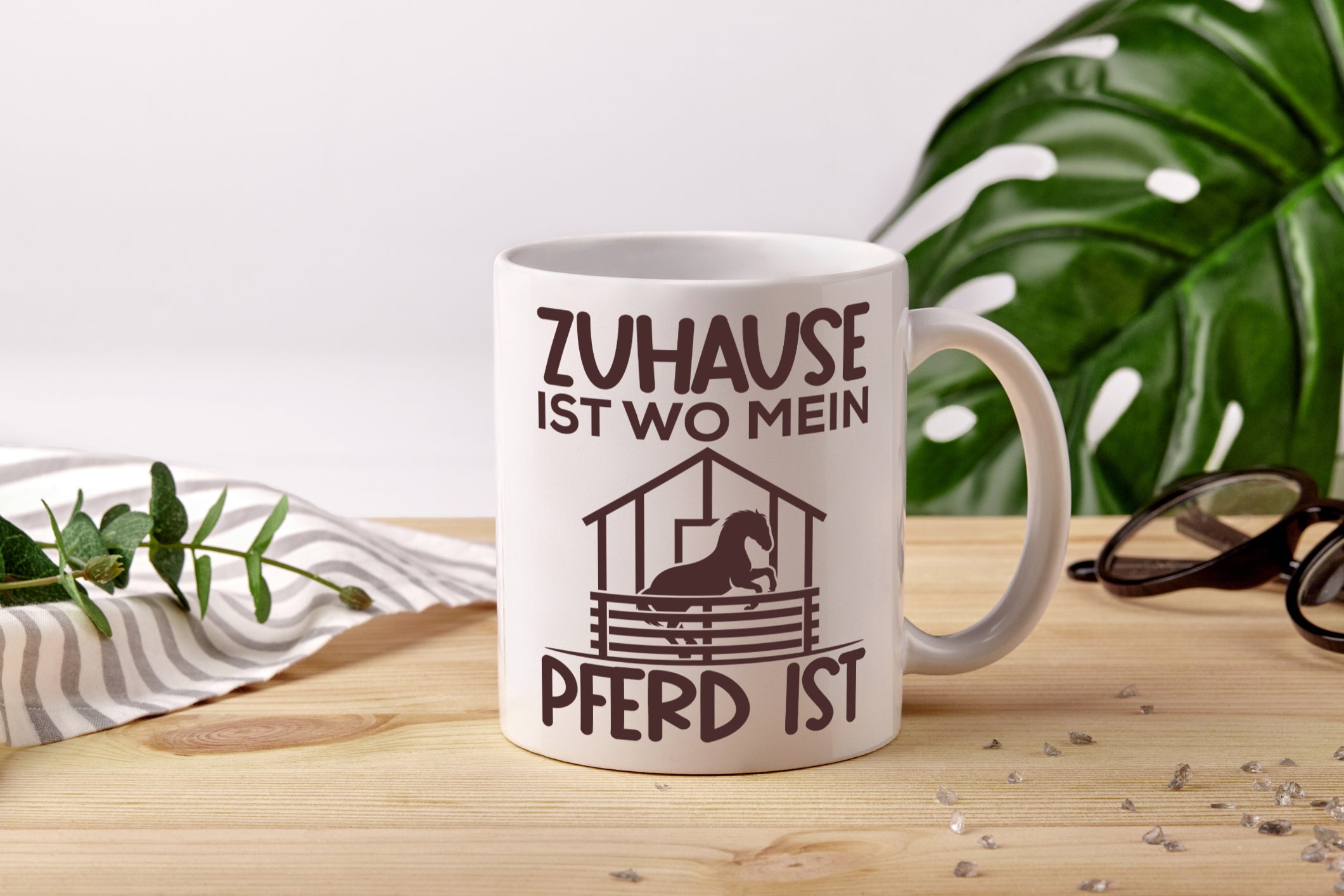 Zuhause mit Pferd | Reiterin Tasse | Pferdebesitzerin - Tasse Weiß - Kaffeetasse / Geschenk / Familie